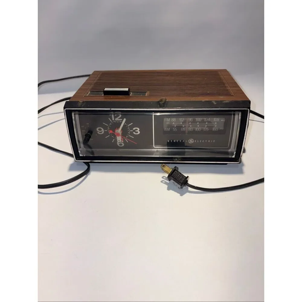 Vintage GE alarm clock radio